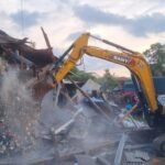 Posko GRIB Jaya Dibongkar: Berdiri di Atas Lahan Resmi Milik BMKG, Polisi Turun Tangan posko grib jaya yang berdiri di lahan bmkg di tangerang selatan tangsel dibongkar menggunakan ekskavator yang disiapkan polda 1748084815810 169
