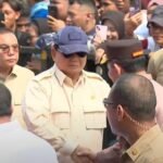 Presiden Prabowo dan Kapolri Turun Langsung Sapa Massa Buruh di Monas Saat Peringatan Hari Buruh prabowo didampingi oleh kapolri jenderal listyo sigit prabowo saat tiba di area acara dan menyapa buruh 1746074077547 169