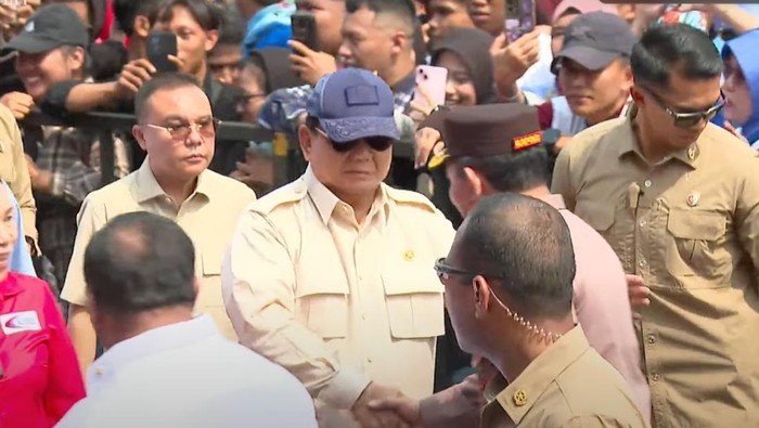 prabowo didampingi oleh kapolri jenderal listyo sigit prabowo saat tiba di area acara dan menyapa buruh 1746074077547 169
