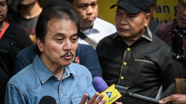 Roy Suryo Dicecar 26 Pertanyaan Terkait Laporan Ijazah Palsu Jokowi di Polda Metro Jaya 1 roy suryo diperiksa terkait kasus tudingan ijazah palsu jokowi 1747296660878 169