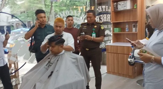 Lagi Asyik Potong Rambut, Buronan Kasus Pencemaran Lingkungan Diciduk Tim Kejari Batam 2 Screenshot 2025 06 04 005554