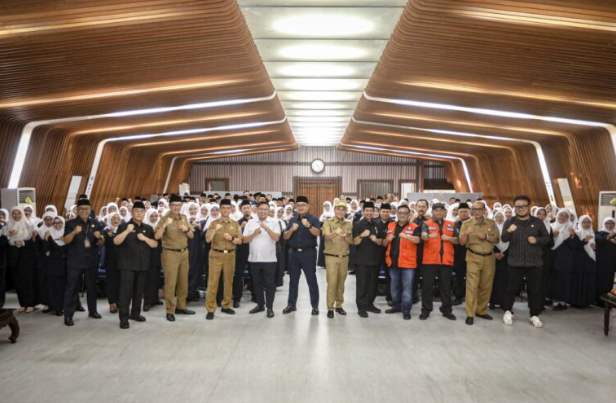 Wali Kota Bandung Lantik 183 Kepala Sekolah, Tegaskan Integritas dan Kepemimpinan Visioner 1 Screenshot 2025 06 04 083840