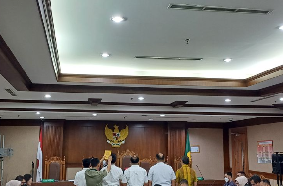 Tangis Jaksa Azam Pecah di Persidangan, Minta Maaf Usai Didakwa Tilap Rp11,7 Miliar dari Kasus Investasi Bodong Fahrenheit 1 Screenshot 2025 06 04 084631