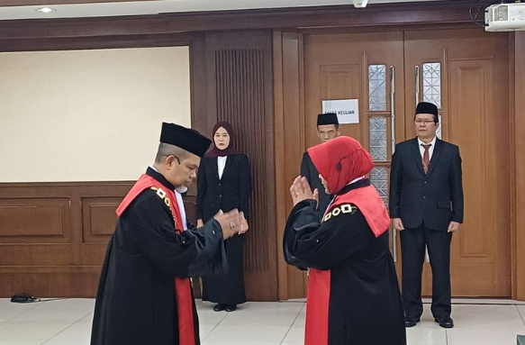 Tangis Haru Warnai Pelantikan Hakim Efendi Sebagai Wakil Ketua PN Jakarta Pusat 1 Screenshot 2025 06 23 213834