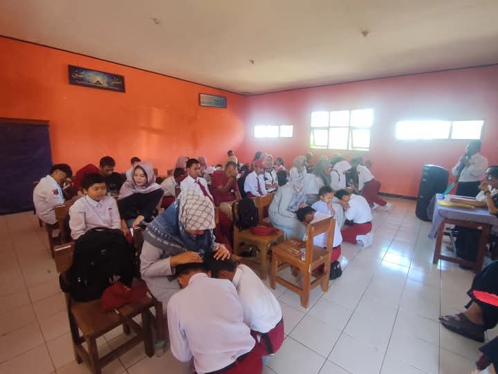 Suasana Haru Warnai Momen Kelulusan Siswa Kelas 6 SDN 2 Purabaya 3 WhatsApp Image 2025 06 02 at 15.08.51 261c8a42