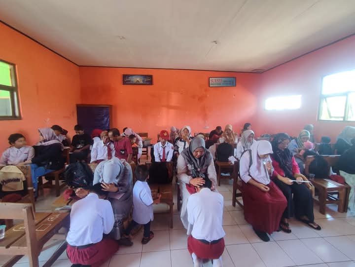 Suasana Haru Warnai Momen Kelulusan Siswa Kelas 6 SDN 2 Purabaya 4 WhatsApp Image 2025 06 02 at 15.08.51 3d5a2536