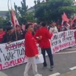 100 Hari Kepemimpinan Ayep-Bobby, GMNI Gelar Aksi Kritik di Balai Kota Sukabumi WhatsApp Image 2025 06 05 at 00.21.02 7b7f8971
