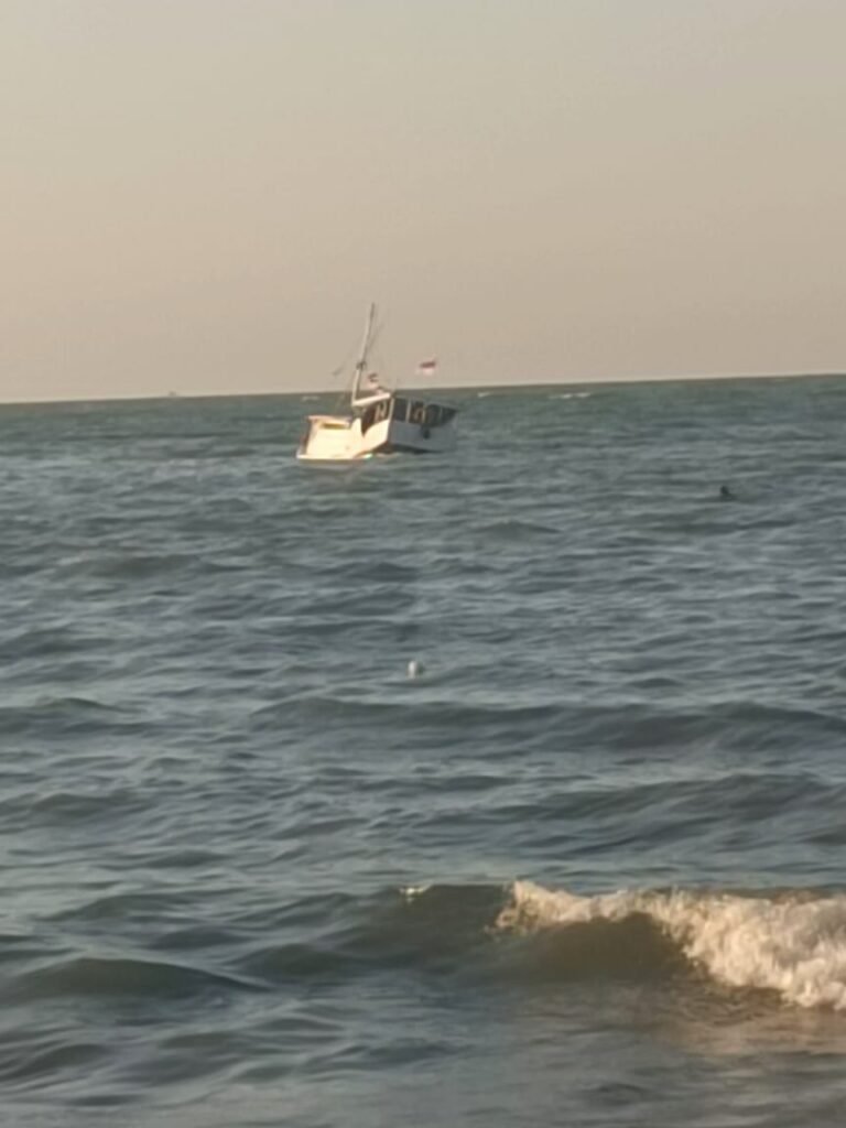 Terjadi Laka Laut Akibat Mesin Mati KMP. PUTRA BAHARI GT.06, Mengakibatkan Kapal Kandas dan Karam di Kolam Pelabuhan Rakyat Kec. Dungkek Kab. Sumenep 2 WhatsApp Image 2025 06 07 at 05.23.56 ca357721