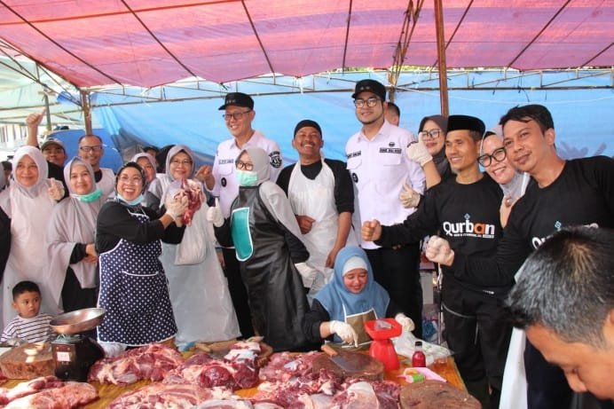 Wujud Syukur Idul Adha, Karyawan RSUD R. Syamsudin, S.H. Sukabumi Laksanakan Qurban 18 Sapi dan 6 Kambing dengan Fokus Kebersihan dan Keberlanjutan 1 WhatsApp Image 2025 06 10 at 12.55.50 6ac3c772