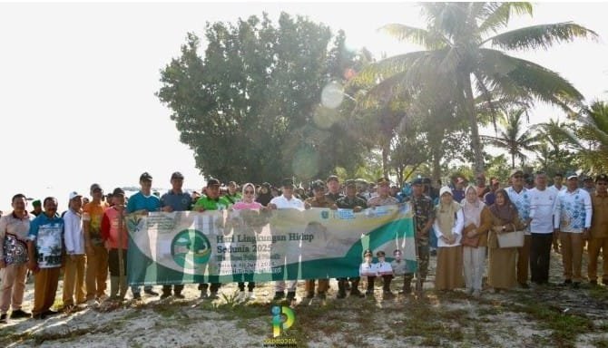 Wabup Belitung Ajak Warga Jadi Bagian Solusi 24 Ton Sampah Plastik Dikumpulkan di Aksi Bersih Pantai Tanjung Tinggi 1 WhatsApp Image 2025 06 10 at 18.01.41 615c6b74