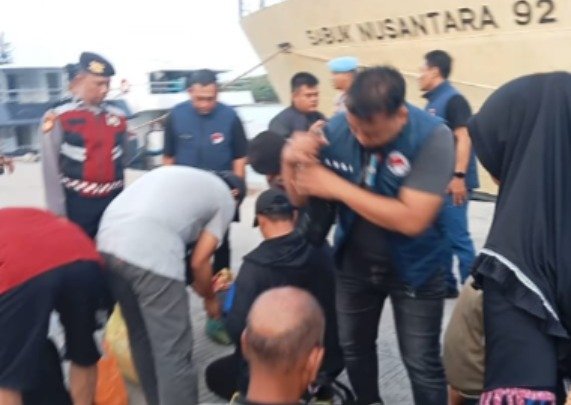 Operasi Gabungan Cegah Narkoba Polda Jatim Bersama Polres Sumenep di Pelabuhan Kalianget 1 WhatsApp Image 2025 06 23 at 12.31.34 6120cf42