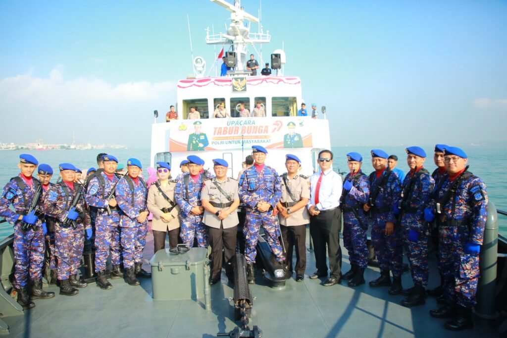 Direktorat Kepolisian Perairan dan Udara (Ditpolairut)Gelar Tabur Bunga di Perairan Suramadu 2 WhatsApp Image 2025 06 23 at 14.34.12 4c117695