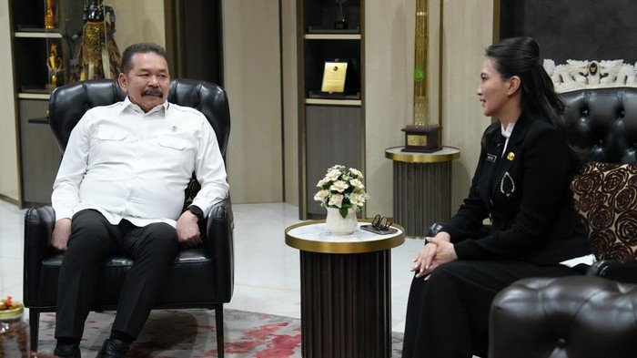 Gubernur Maluku Utara Temui Jaksa Agung: Minta Pendampingan Hukum Kawal Program Strategis Pemprov 1 gubernur maluku utara malut sherly tjoanda laos bertemu jaksa agung st burhanuddin 1749714026225 169