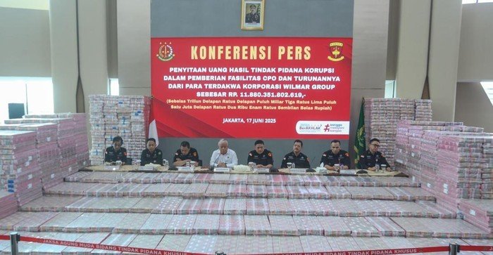 Gunungan Uang Rp11,8 Triliun Jadi Bukti Salah Satu Kasus Korupsi Terbesar di Indonesia 1 gunungan uang 118 t jadi bukti salah satu korupsi terbesar 1750146042706 169
