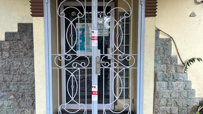 Ruangan BBPJN Sumut Disegel KPK Usai OTT 6 Orang Terkait Dugaan Korupsi Proyek Jalan 1 teks foto kondisi gedung bbpjn yang disegel kpk foto finta rahyunidetiksumut 1751096206168 169