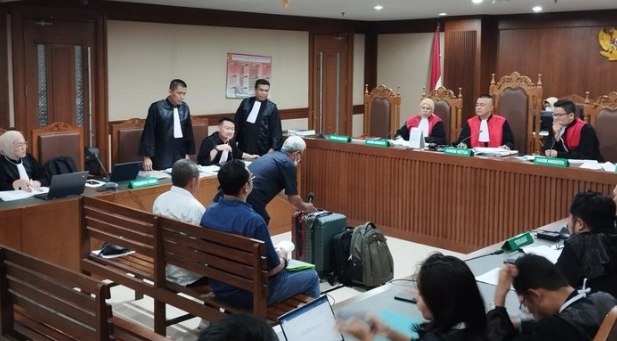 Uang Rp 20,1 M Disita dari Rumah Eks Ketua PN Surabaya, Ketua RT Ungkap Detik-Detik Penggeledahan 1 Screenshot 2025 07 05 110819