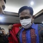 Tuntut 7 Tahun Penjara, Jaksa: Mantan Ketua PN Surabaya Terima Gratifikasi Rp 21,9 Miliar eks ketua pn surabaya didakwa terima suap miliaran dari pihak ronald tannur 1747635261911 169