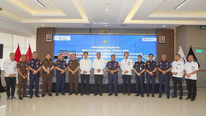 kejaksaan agung kejagung menyerahkan lima unit kapal hasil rampasan kepada kementerian kelautan dan perikanan kkp 1752289488808 169