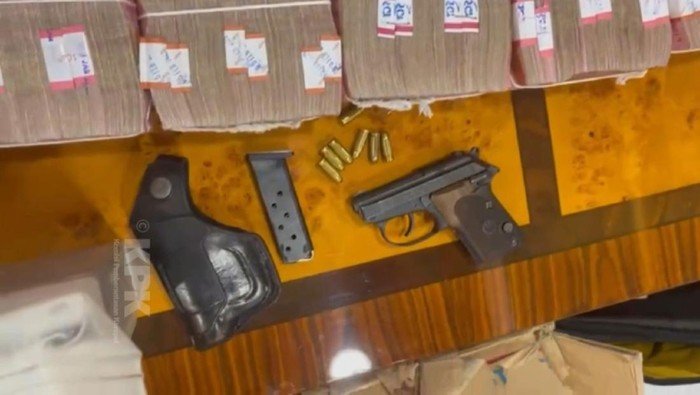 Penggeledahan Rumah Kadis PUPR Sumut Nonaktif, KPK Temukan Uang Rp 2,8 Miliar dan Dua Senjata Api 1 kpk temukan rp 28 m dan senpi di rumah kadis pupr sumut 1751455768251 169