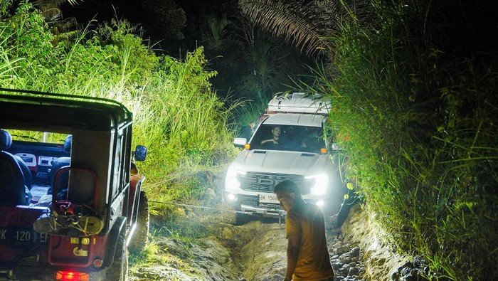 Mobil Kontraktor yang Terjaring OTT Ternyata Iringi Gubernur Sumut Bobby Saat Tinjau Jalan Rusak 1 mobil yang dikemudian kontraktor kir dirut pt dng menarik mobil bobby nasution saat meninjau jalan rusak yang menjerat kadis p 1751263506561 169