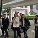 Didampingi Hotman Paris, Nadiem Makarim Kembali Diperiksa Kejagung dalam Kasus Korupsi Laptop Rp 9,9 Triliun nadiem didampingi hotman paris di kejagung 1752545691632 169