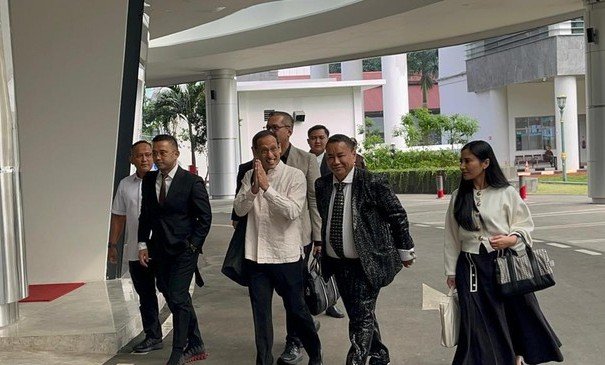 nadiem didampingi hotman paris di kejagung 1752545691632 169