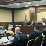 WA ‘Mr K’ Dibuka di Sidang, Eks Dirut Taspen Iqbal Latanro Ngaku Serba Salah Menjawab sidang kasus investasi fiktif pt taspen 1753698430529 169