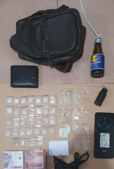 Satresnarkoba Polres Sumenep Amankan Tersangka dan 32 pocket Sabu di Sapeken 2 Screenshot 2025 08 25 135223