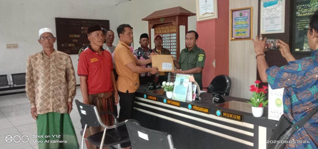 Warga Pasongsongan Mendatangi Kantor Pengadilan Negeri Sumenep Memberikan Dorongan Moral Terhadap Terdakwa Kamsi Dengan Membawa Dokumen Petisi. 1 WhatsApp Image 2025 08 06 at 06.10.42 29f8d4a4