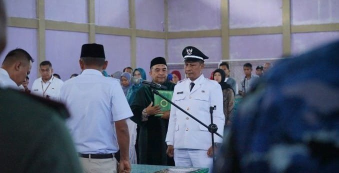 Iswandi Dilantik Sebagai Kepala Desa Terong, Bupati Djoni Alamsyah Ingatkan Tugas Pengabdian yang Berat 1 WhatsApp Image 2025 08 30 at 17.19.56 f912d30c