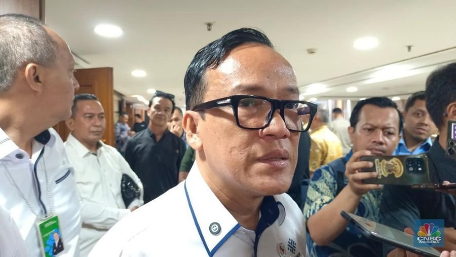Terjaring OTT KPK, Ini Rincian Harta Kekayaan Wamenaker Immanuel Ebenezer 1 wakil menteri ketenagakerjaan wamenaker immanuel ebenezer atau noel saat ditemui di jakarta senin 2872025 1753684428859 169