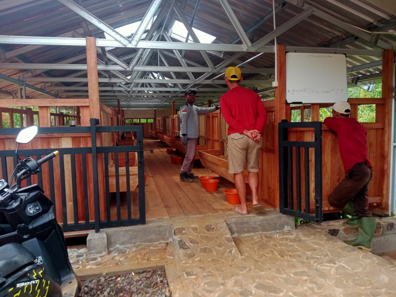 Bumdesa Triunsa Dorong Ketahanan Pangan Lewat Program Peternakan Kambing di Desa Cisitu 1 WhatsApp Image 2025 09 06 at 18.51.13 b57f76cb