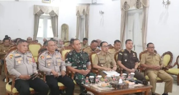 Sekda Sukabumi Ikuti Rakor Virtual Bersama Mendagri, Bahas Inflasi hingga Pengentasan Kemiskinan 2 WhatsApp Image 2025 09 08 at 14.59.04 b1c82418