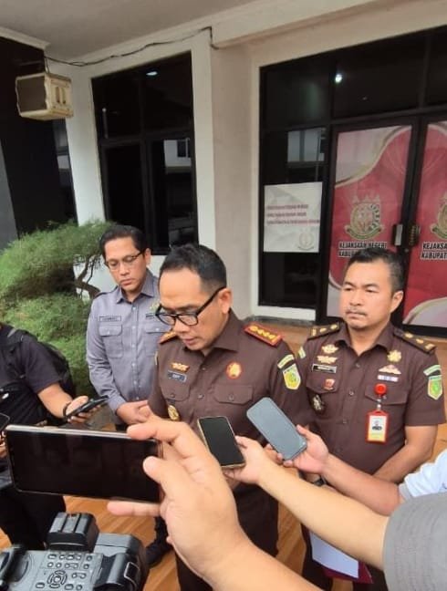 Kejari Bekasi Tetapkan Empat Tersangka Korupsi Dana Desa Sumberjaya, Kerugian Negara Capai Rp 2,6 Miliar 1 WhatsApp Image 2025 09 12 at 06.28.44 560ede67