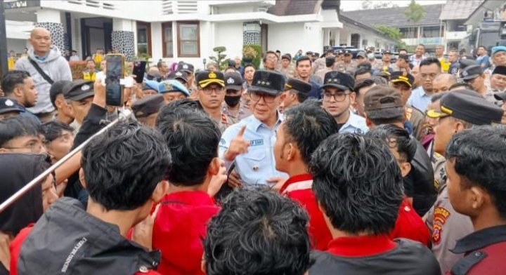 Mahasiswa Desak Wali Kota Sukabumi Evaluasi Kenaikan Tunjangan DPRD. 1 WhatsApp Image 2025 09 13 at 10.23.08 ad9d7699