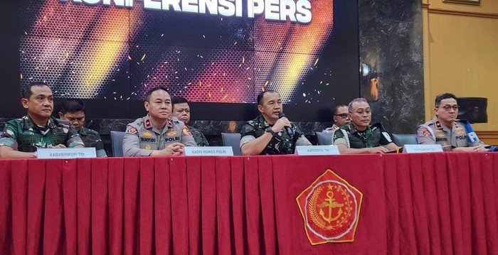 TNI Klarifikasi Kehadiran Anggota Bais Saat Demo di Jakarta: Bukan Provokator, Hanya Memantau Situasi 1 jumpa pers tni setelah aksi demo di jakarta adrialdetikcom 1757067231905 169