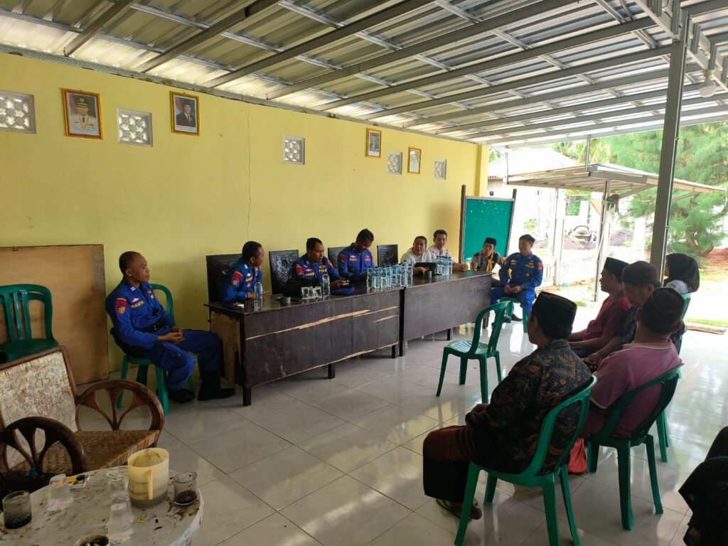 Kehadiran Tim Polairud Polda Jatim Memberikan Mutifasi Mendukung Kampung Nelayan Merah Putih di Desa Dapenda. 2 WhatsApp Image 2025 10 31 at 04.53.10