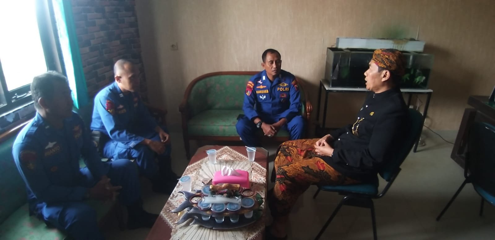 Kehadiran Tim Polairud Polda Jatim Memberikan Mutifasi Mendukung Kampung Nelayan Merah Putih di Desa Dapenda. 1 WhatsApp Image 2025 10 31 at 04.53.10 2