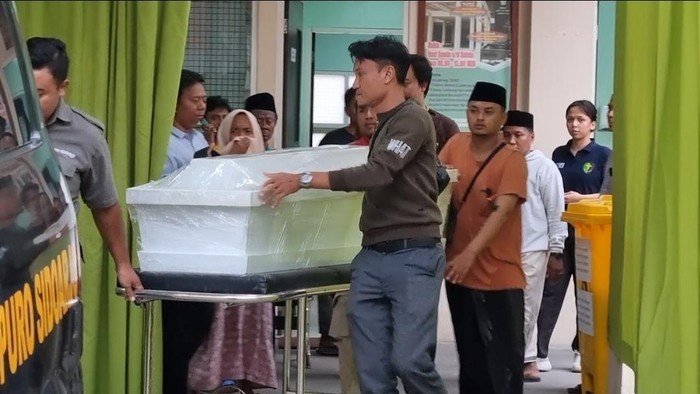 Jenazah Korban Tewas Reruntuhan Ponpes di Sidoarjo Dipulangkan ke Bangka Belitung 1 jenazah korban runtuhnya ponpes al khoziny dipulangkan 1759232841168 169