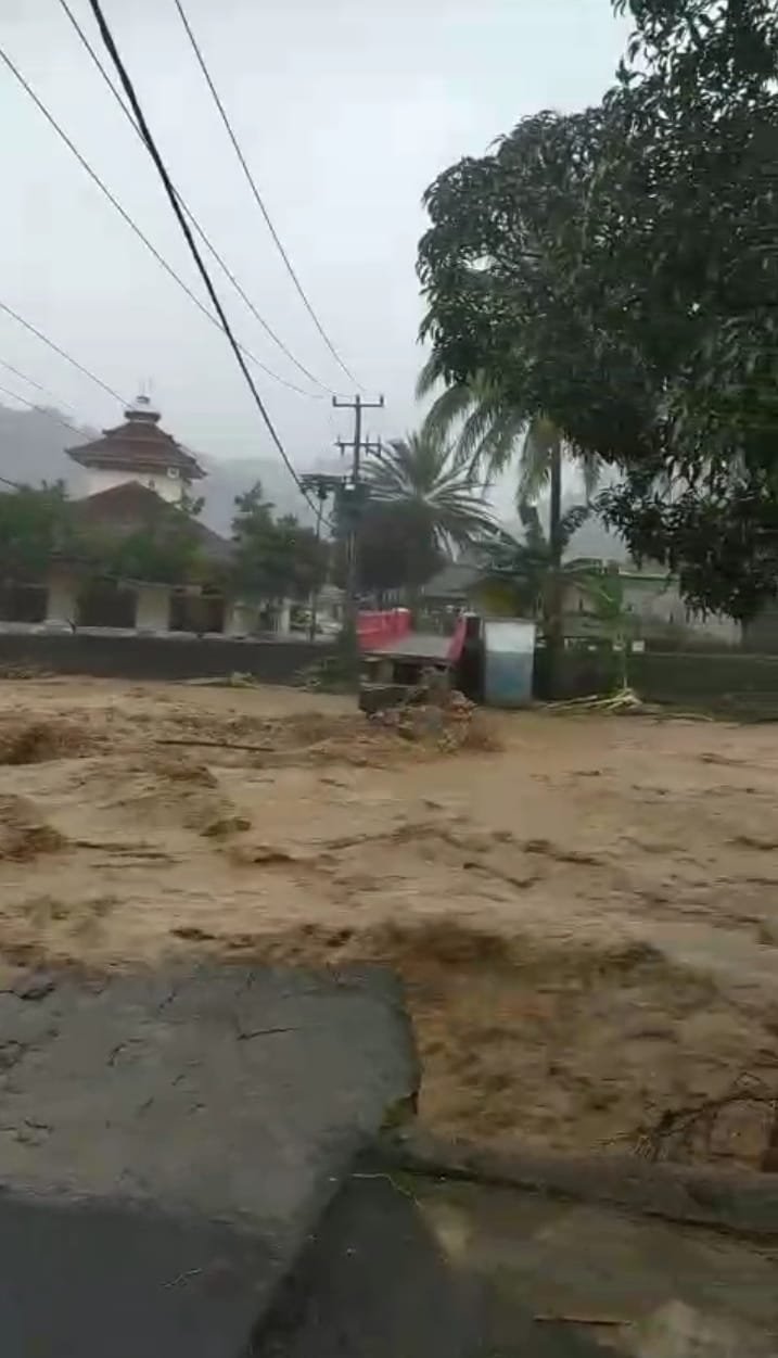 Gubernur Dedi Mulyadi Soroti Pembukaan Lahan di Hulu, Sebut Bencana Sukabumi Akibat Alam yang “Akut Rusak” 1 WhatsApp Image 2025 11 01 at 12.44.16 1