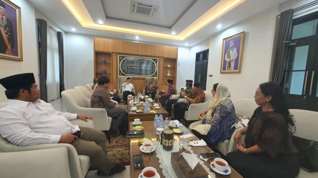 KH. Ma’ruf Amin Resmi Pimpin Dewan Penasehat SMSI, Dukung Penguatan Ekosistem Media Siber Nasional dan HPN 2026 di Banten 3 WhatsApp Image 2025 11 04 at 15.58.12