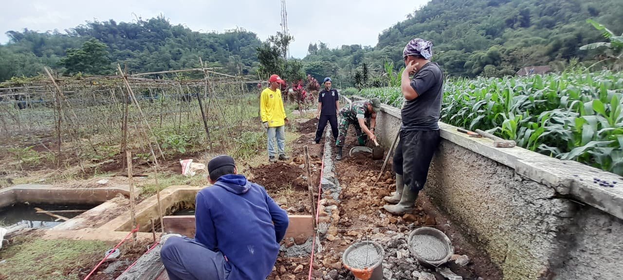 Babinsa Bersama Masyarakat Desa Binaan Laksanakan Kerja Bakti Pengecoran Jalan Menuju Pemakaman Umum 1 WhatsApp Image 2025 11 11 at 14.35.28 1