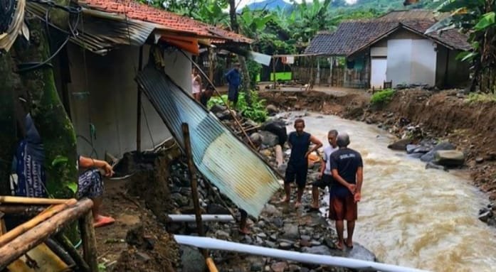 Banjir dan Longsor Terjang Tiga Desa di Simpenan Sukabumi, 42 Warga Terancam dan Satu Jembatan Putus 5 WhatsApp Image 2025 11 11 at 21.40.52