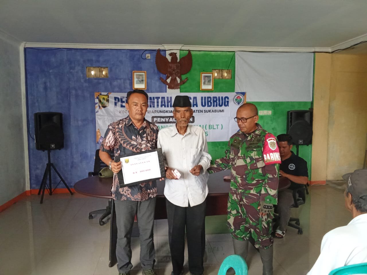 Pemdes Ubrug Salurkan BLT DD kepada 49 KPM untuk Bulan November 2025 1 WhatsApp Image 2025 11 14 at 12.56.18 1