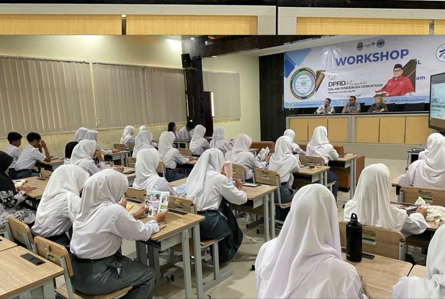 Anggota DPRD Jabar Muhammad Jaenudin Beri Pendidikan Demokrasi kepada Siswa SMA Negeri 1 Kota Sukabumi 2 WhatsApp Image 2025 11 24 at 20.11.39