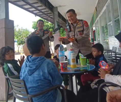 Polisi Humanis Warnai PAM Nataru, Anak-anak Dapat Snack Gratis di Rest Area Km 209 1 Screenshot 2025 12 24 175735