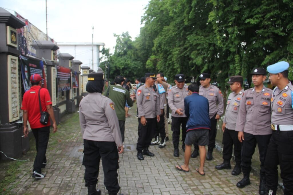 Polres Sumenep Amankan Aksi Bisu DEAR Jatim, Suarakan Dukungan Pemberantasan Korupsi di Kabupaten Sumenep 4 WhatsApp Image 2025 12 09 at 18.34.34 1 1