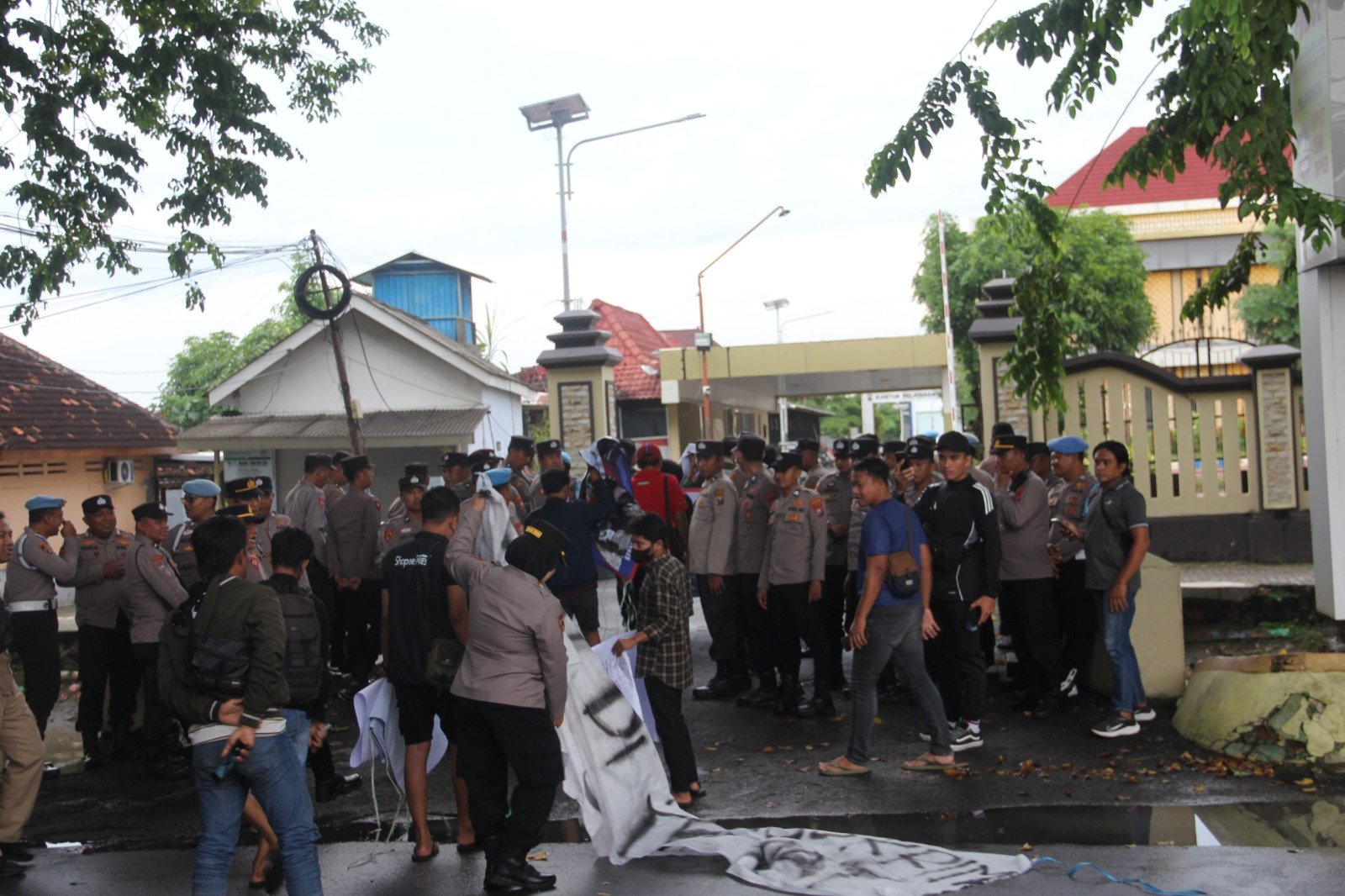 Polres Sumenep Amankan Aksi Bisu DEAR Jatim, Suarakan Dukungan Pemberantasan Korupsi di Kabupaten Sumenep 2 WhatsApp Image 2025 12 09 at 18.34.34