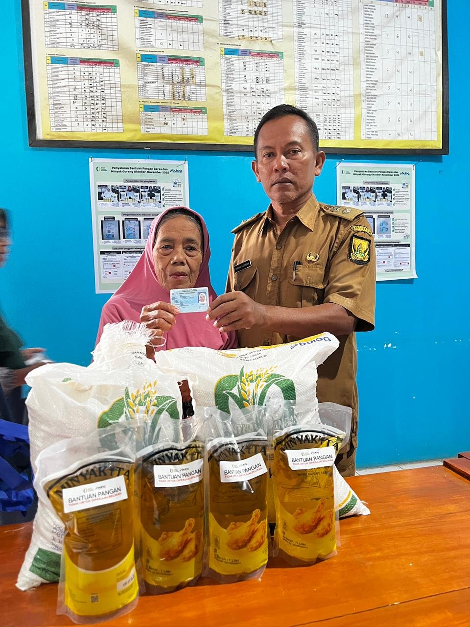 Pemdes Sirnajaya Salurkan 20 Kg Beras dan 4 Kg Minyak Sayur untuk 301 KPM 2 WhatsApp Image 2025 12 09 at 20.36.29