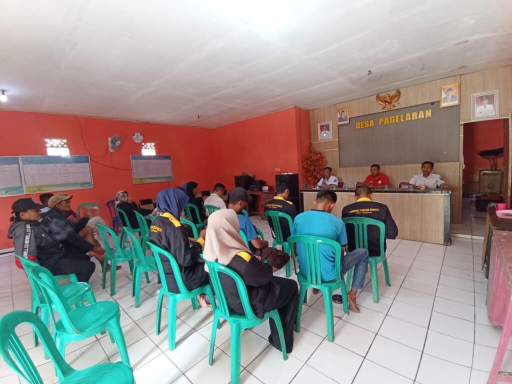 Pembagian Insentif Karang Taruna dan LPM Desa Pagelaran, Kades Tekankan Sinergi Membangun Desa 2 WhatsApp Image 2025 12 12 at 07.01.17 1